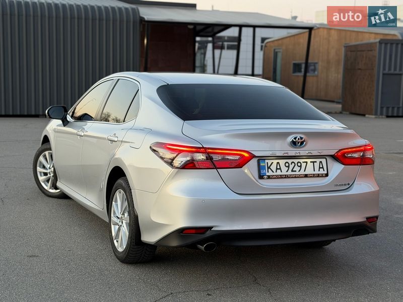 Седан Toyota Camry 2023 в Киеве