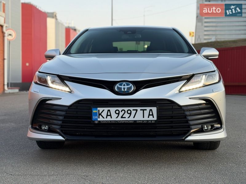 Седан Toyota Camry 2023 в Киеве