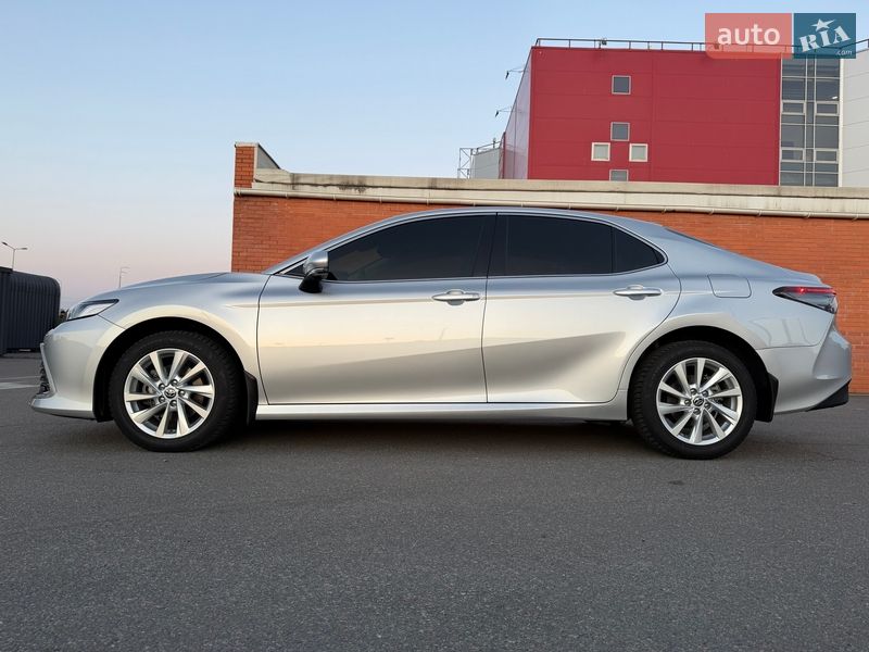 Седан Toyota Camry 2023 в Киеве