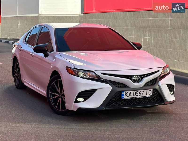 Седан Toyota Camry 2019 в Киеве