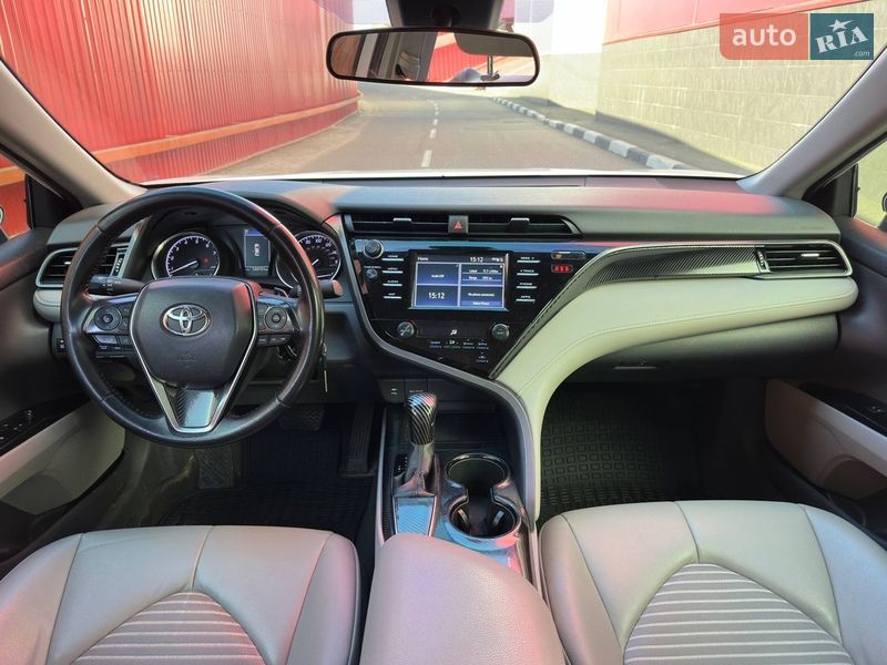 Седан Toyota Camry 2019 в Киеве