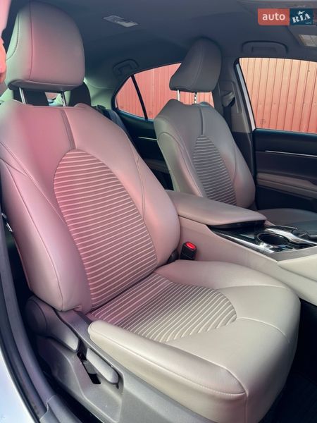 Седан Toyota Camry 2019 в Киеве