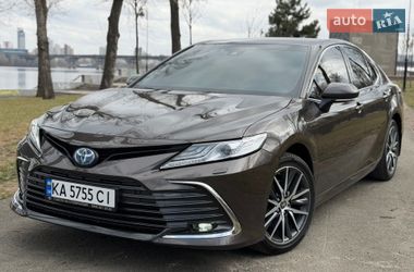 Седан Toyota Camry 2023 в Киеве