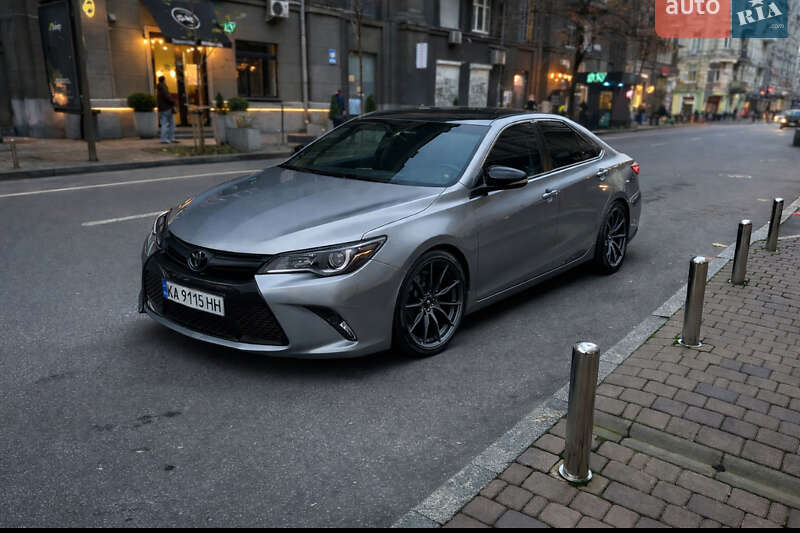 Седан Toyota Camry 2014 в Стоянке