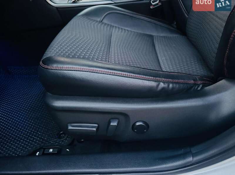 Седан Toyota Camry 2014 в Стоянке