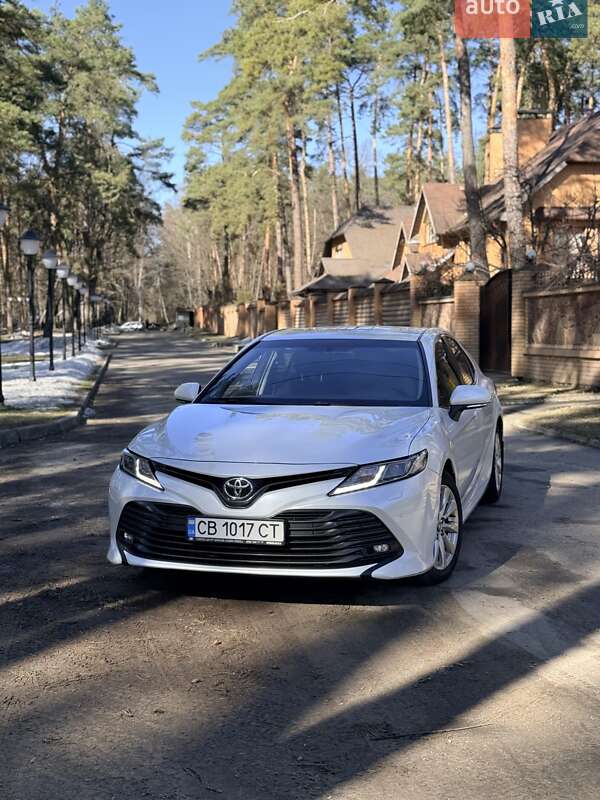 Седан Toyota Camry 2019 в Чернигове