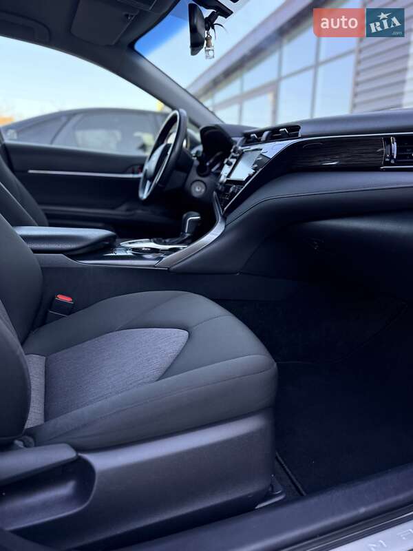 Седан Toyota Camry 2019 в Чернигове