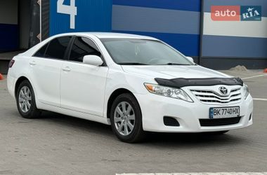 Седан Toyota Camry 2010 в Ровно