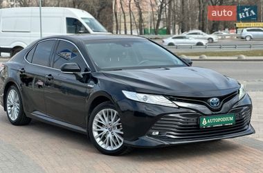 Седан Toyota Camry 2019 в Киеве