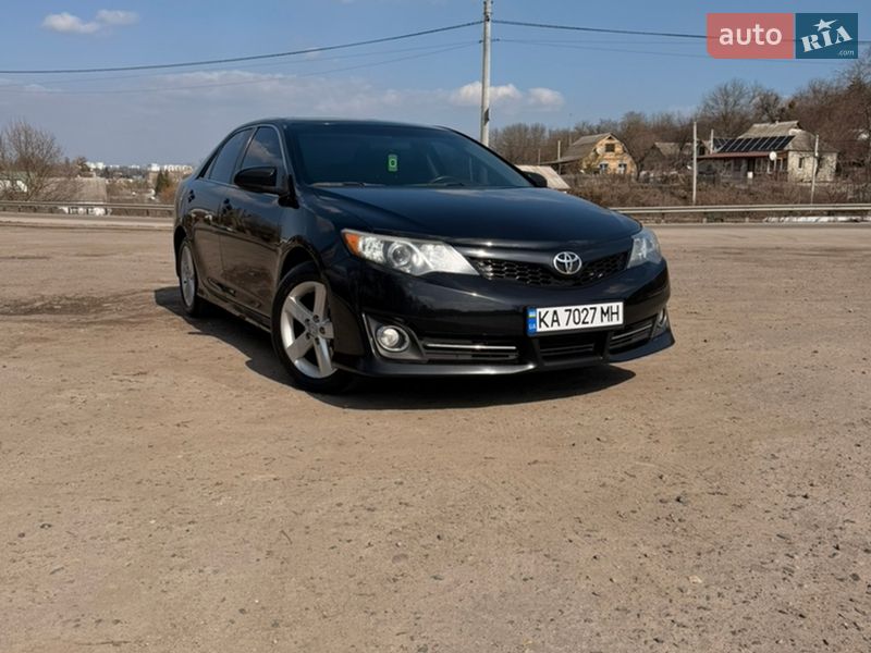 Седан Toyota Camry 2014 в Киеве