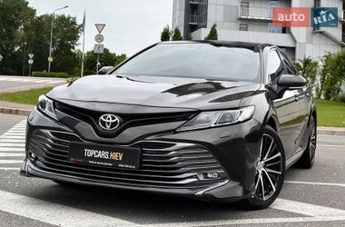 Седан Toyota Camry 2018 в Киеве