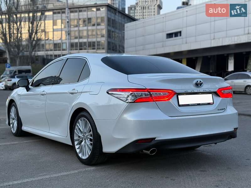 Седан Toyota Camry 2020 в Киеве