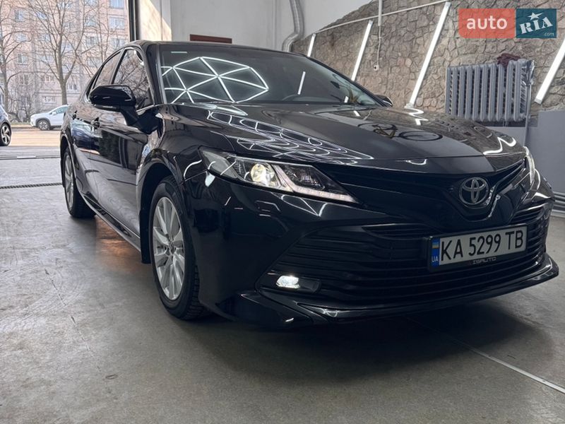 Седан Toyota Camry 2018 в Киеве