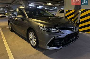 Седан Toyota Camry 2023 в Дніпрі