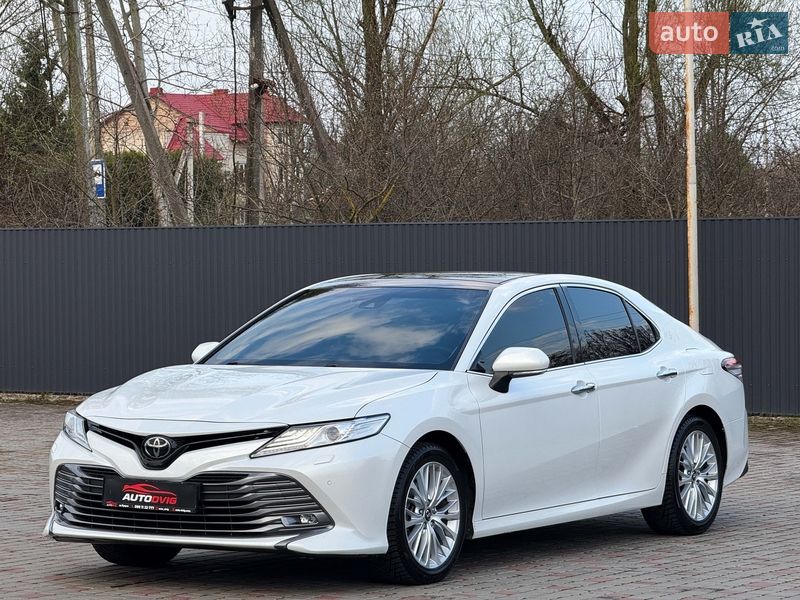Седан Toyota Camry 2019 в Луцьку