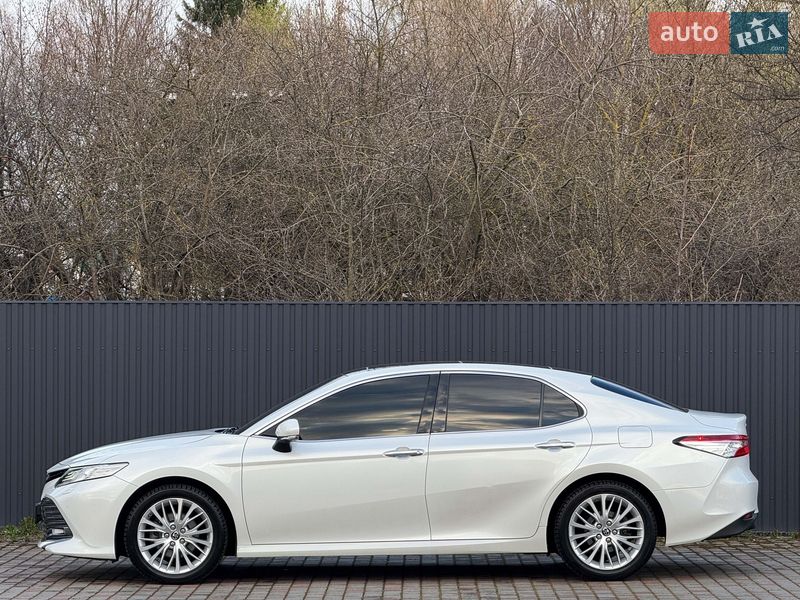Седан Toyota Camry 2019 в Луцьку