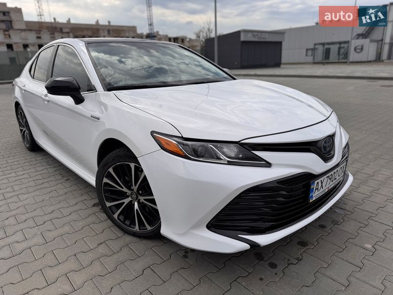 Седан Toyota Camry 2019 в Харькове
