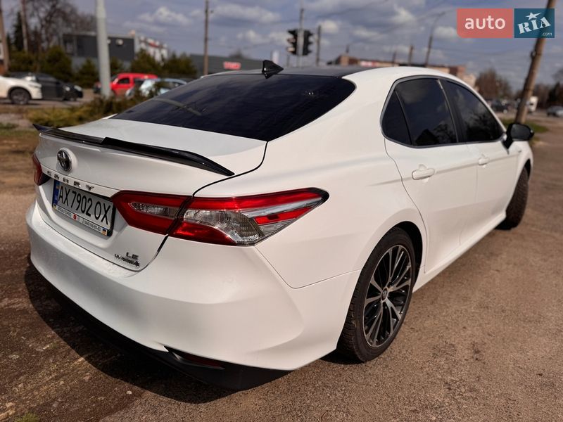 Седан Toyota Camry 2019 в Харькове