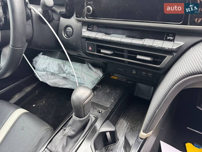 Седан Toyota Camry 2024 в Львові