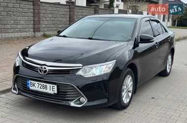 Седан Toyota Camry 2016 в Рівному