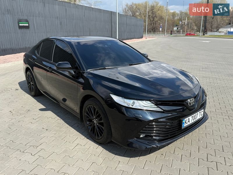 Седан Toyota Camry 2017 в Киеве