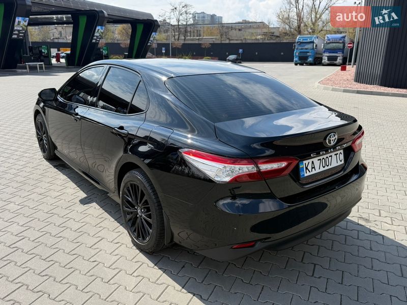 Седан Toyota Camry 2017 в Киеве