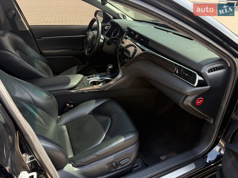 Седан Toyota Camry 2017 в Киеве