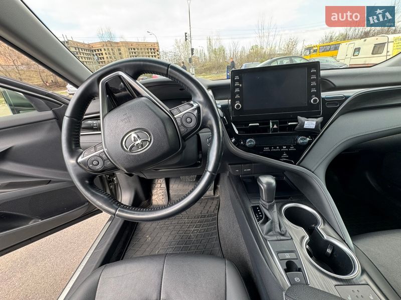 Седан Toyota Camry 2023 в Киеве