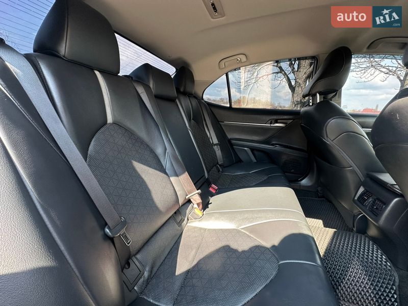 Седан Toyota Camry 2019 в Ржищеві