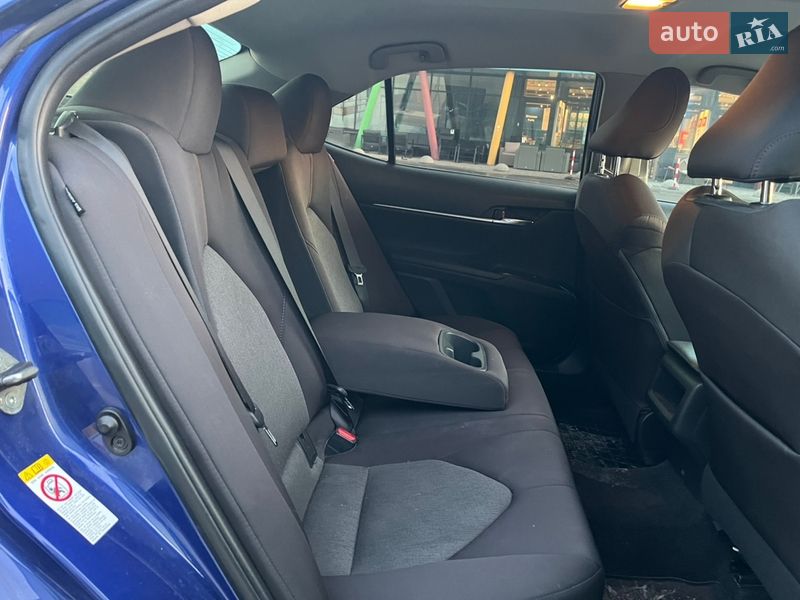 Седан Toyota Camry 2017 в Киеве