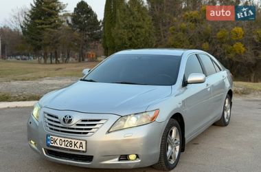 Седан Toyota Camry 2007 в Ровно