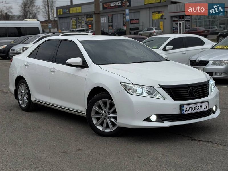 Седан Toyota Camry 2013 в Днепре