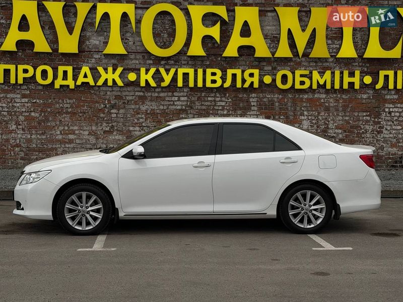 Седан Toyota Camry 2013 в Днепре