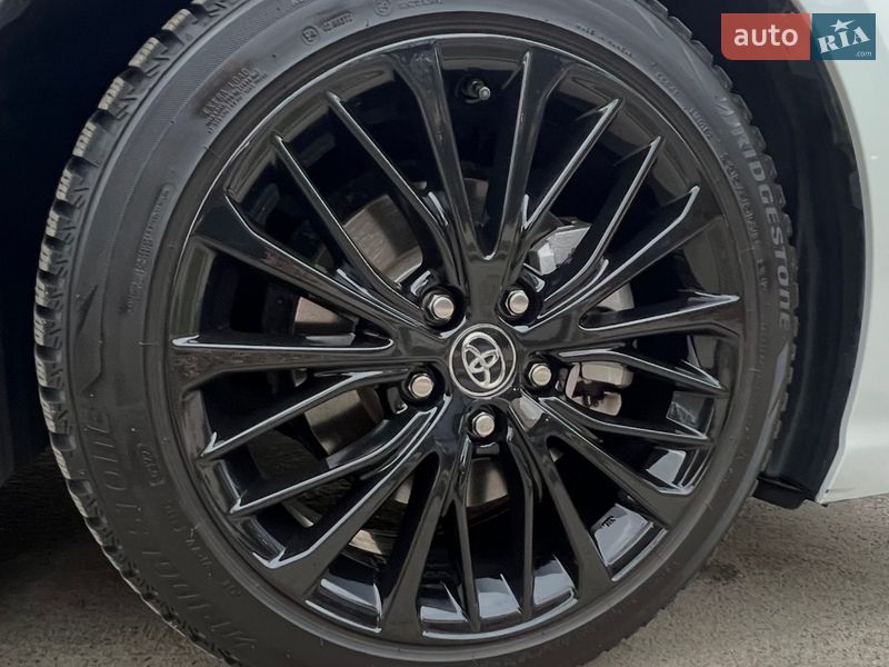 Седан Toyota Camry 2019 в Киеве