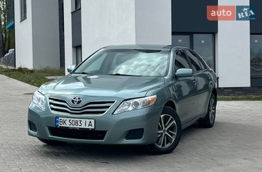 Седан Toyota Camry 2010 в Ровно