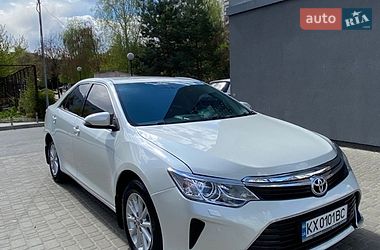 Седан Toyota Camry 2016 в Киеве
