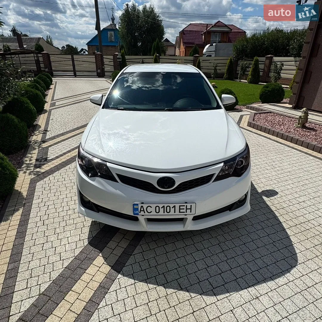2012 Toyota Camry - фото 1