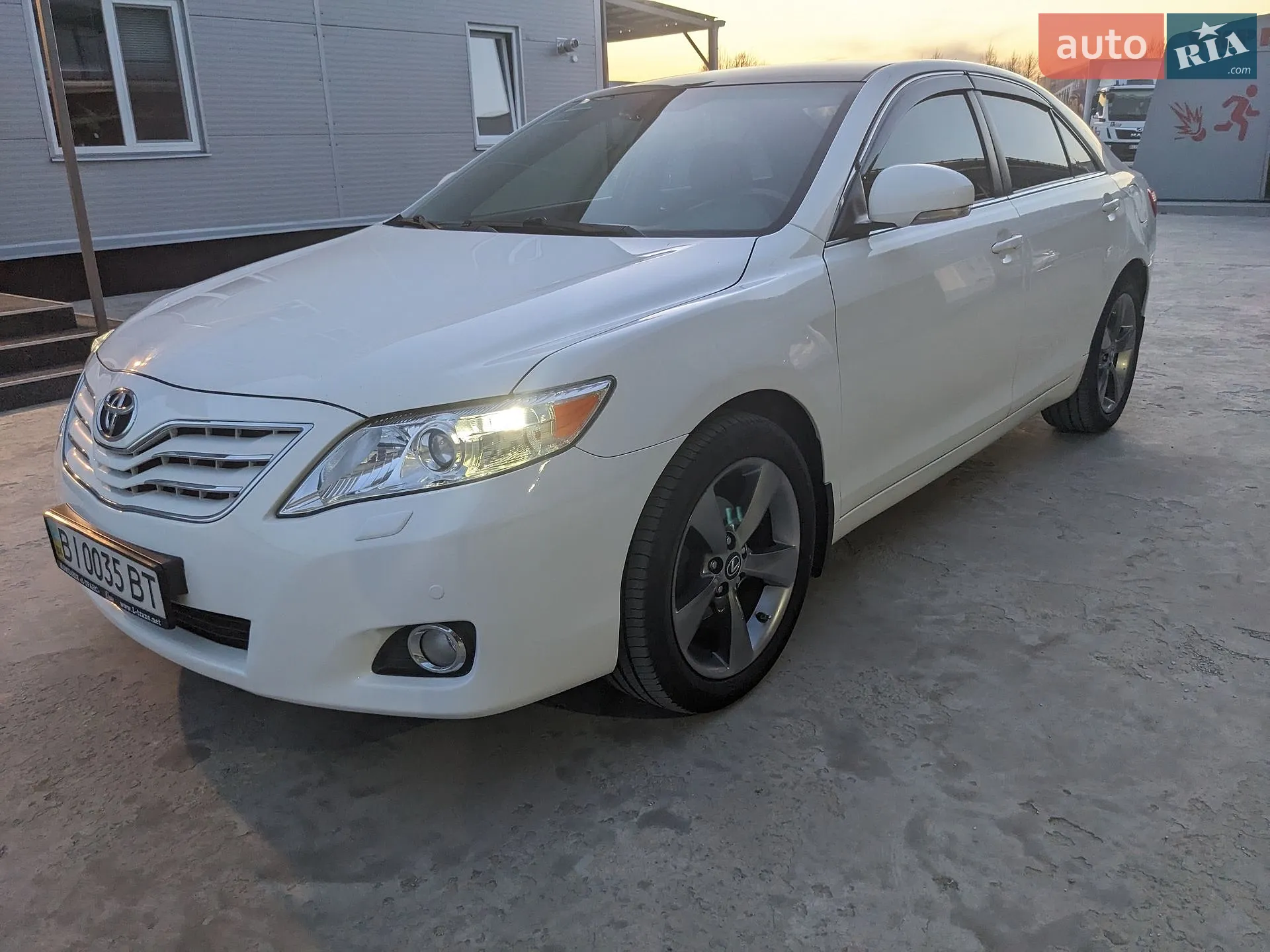 2011 Toyota Camry - фото 1