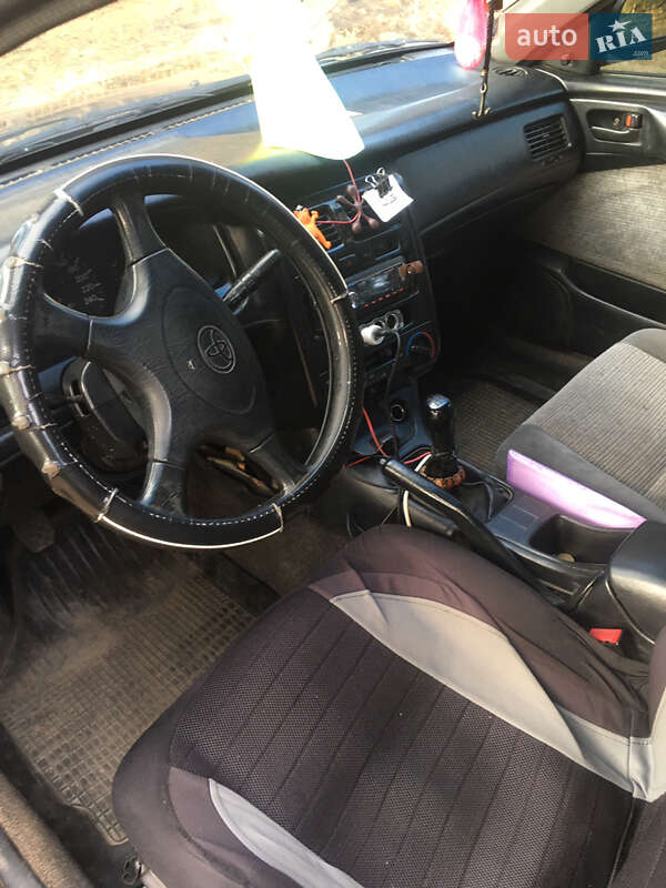 Седан Toyota Carina 1994 в Саврани