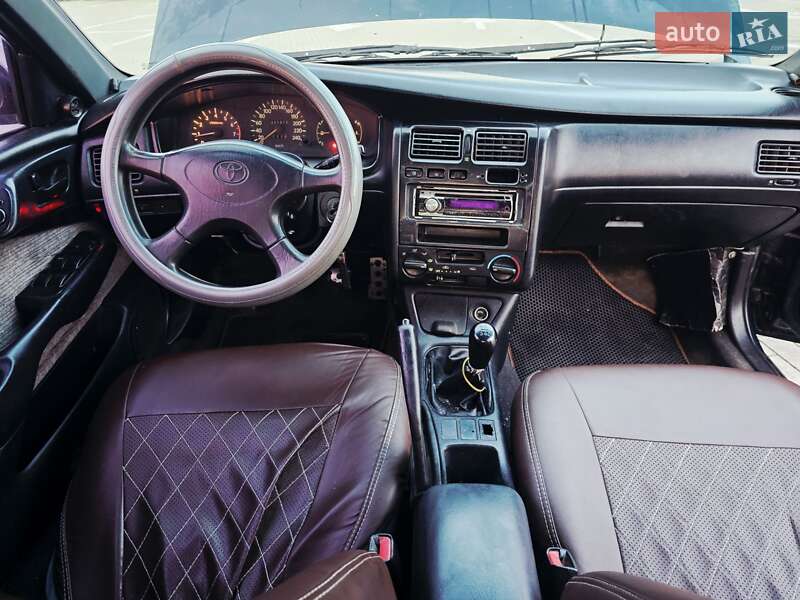 Седан Toyota Carina 1992 в Авангарде