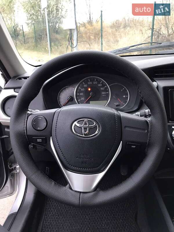 Седан Toyota Corolla Axio 2013 в Тячеві