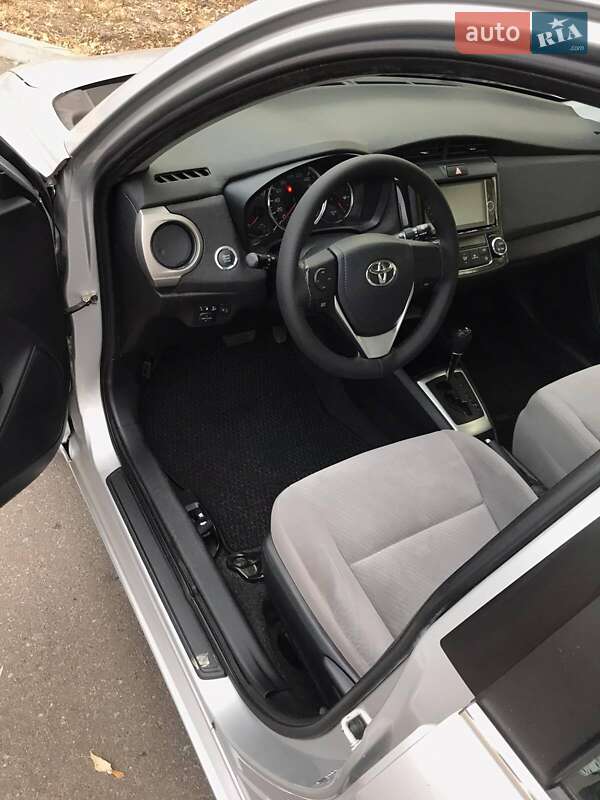 Седан Toyota Corolla Axio 2013 в Тячеві