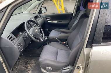 Минивэн Toyota Corolla Verso 2002 в 