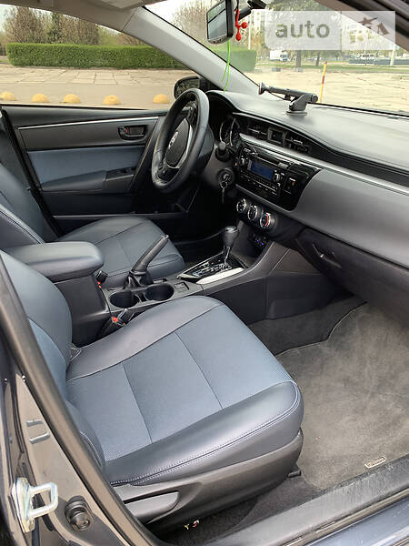 Седан Toyota Corolla 2015 в Маріуполі
