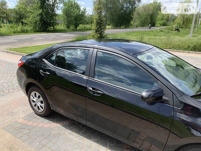 Седан Toyota Corolla 2015 в Пирятині