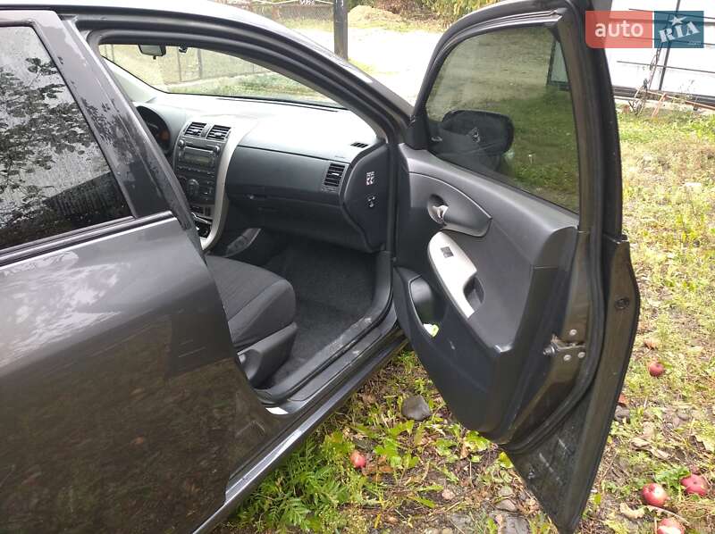 Седан Toyota Corolla 2008 в Путиле