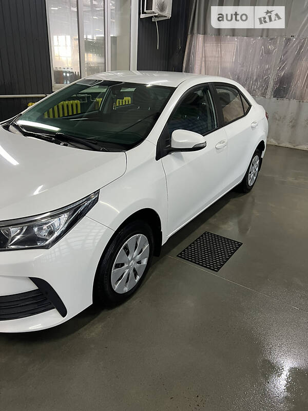 Седан Toyota Corolla 2017 в Киеве