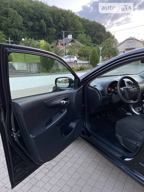 Седан Toyota Corolla 2010 в Львове