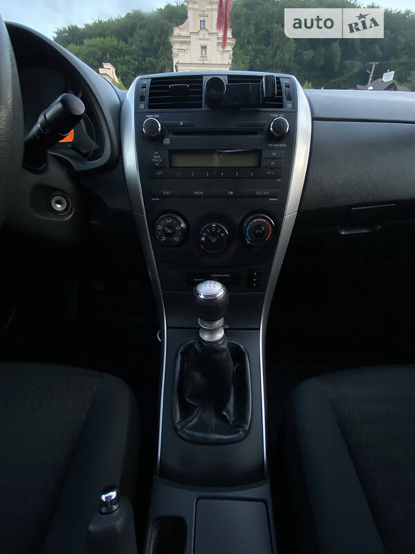 Седан Toyota Corolla 2010 в Львове