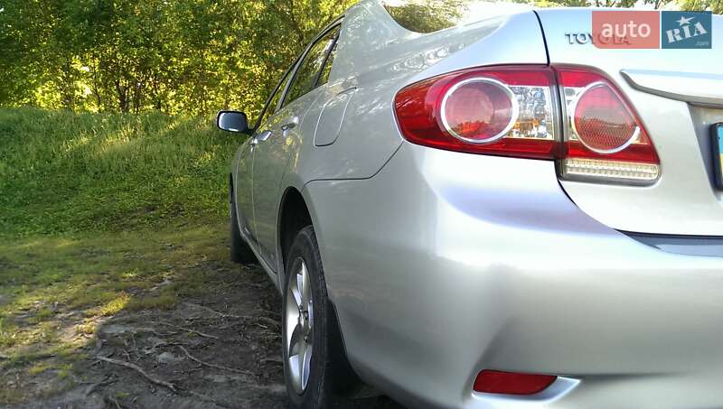 Седан Toyota Corolla 2010 в Чернигове